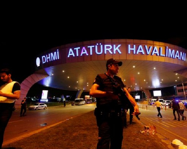 Турецкие спецслужбы объявили в розыск подозреваемых в теракте в аэропорту Стамбула