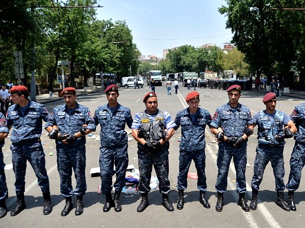В Ереване произошли стычки между полицией и демонстрантами