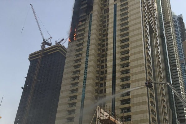 В Дубае полыхает небоскреб. «Огонь добрался до 60-го этажа»