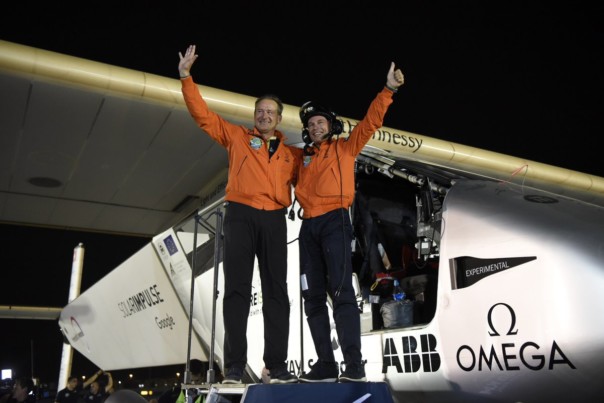 Самолет на солнечных батареях Solar Impulse 2 удачно завершил кругосветное путешествие