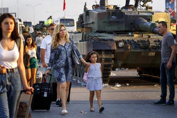 В стамбульском аэропорту имени Сабихи Гекчен милиция задержала 11 военных