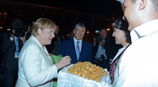 Президент Киргизии назвал визит Меркель поддержкой демократическому пути развития страны