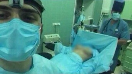 Студент-медик организовал онлайн-трансляцию из операционной с голой пациенткой