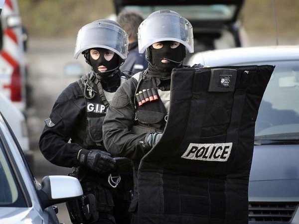 Милиция застрелила захватчиков церкви во Франции, один заложник умер