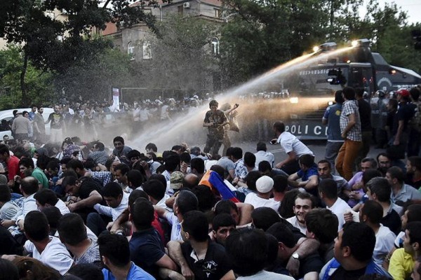В итоге столкновений в Ереване 45 человек получили ранения