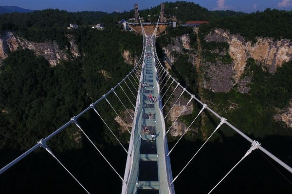 В Китае открыли самый длинный и высокий стеклянный мост в мире