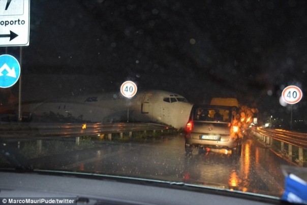 В Италии самолет упал прямо на дорогу: появились впечатляющие фото