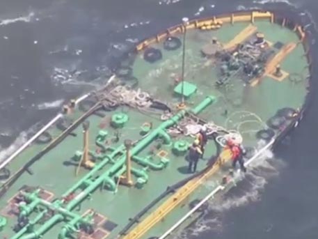 В Токийском заливе столкнулись два танкера. Один «ушел» под воду