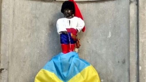 В интернете появились фото «Писающего мальчика» с украинским флагом