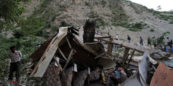 При падении автобуса в пропасть в Пакистане погибли 16 человек