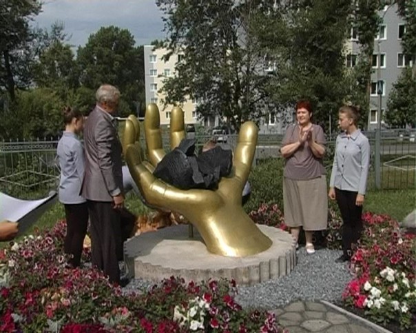 В кемеровской школе установили скульптуру «Шахтерская слава».