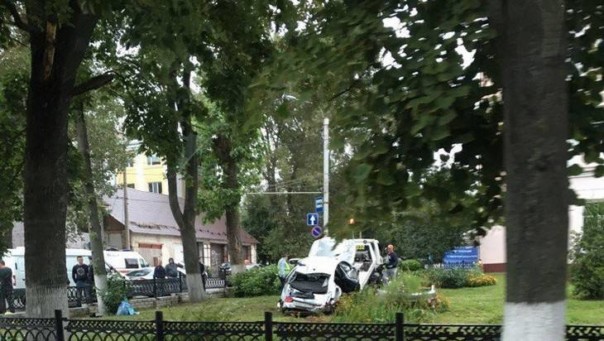 Двое погибли в «Фольксвагене», врезавшемся в забор в Брянске