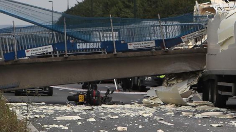 Рухнувший мост расплющил машины на автостраде в Британии