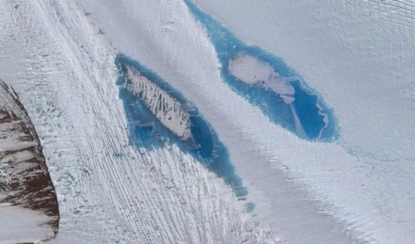 Ученых тревожат тысячи голубых озер, появившихся в Антарктиде