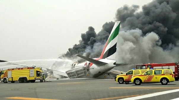 Боинг взорвался при приземлении в аэропорту Дубая. Видео ЧП