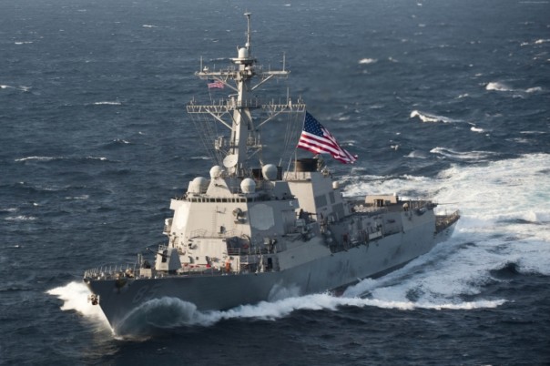 Американский корабль открыл предупредительный огонь в сторону иранского баркаса