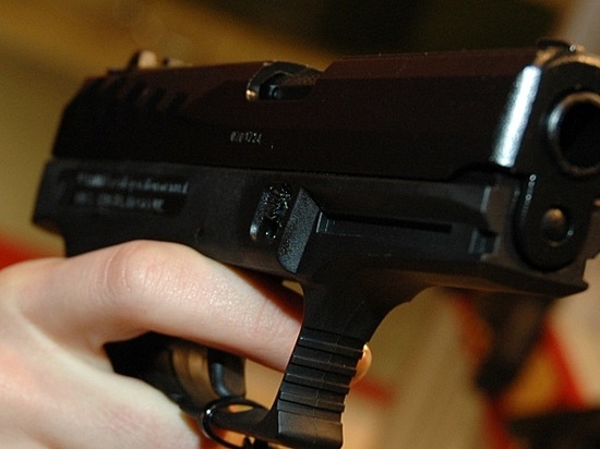 В Коркино 11-летняя девочка случайно выстрелила в живот мужчине