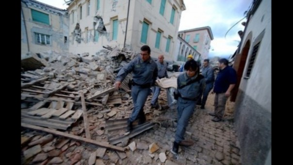 Работа спасателей и кадры разрушений — Землетрясение в Италии