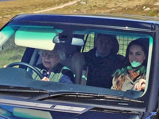 Кейт Миддлтон стала пассажиром авто, за рулем которого сидела Королева Елизавета II