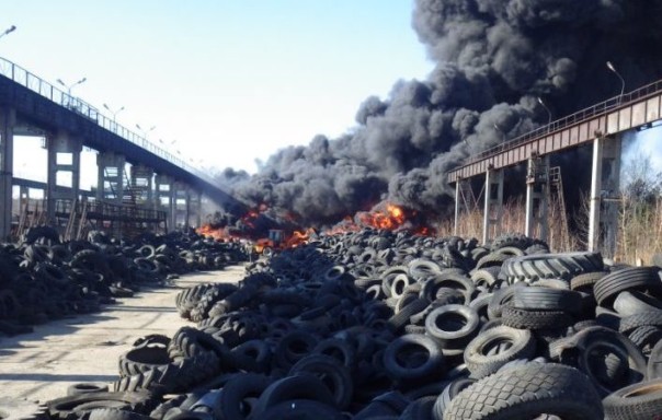 В Краснодарском крае зажегся склад автомобильных покрышек