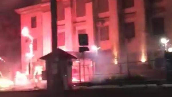 Посольство РФ в Киеве атаковали неизвестные с фейерверками и петардами