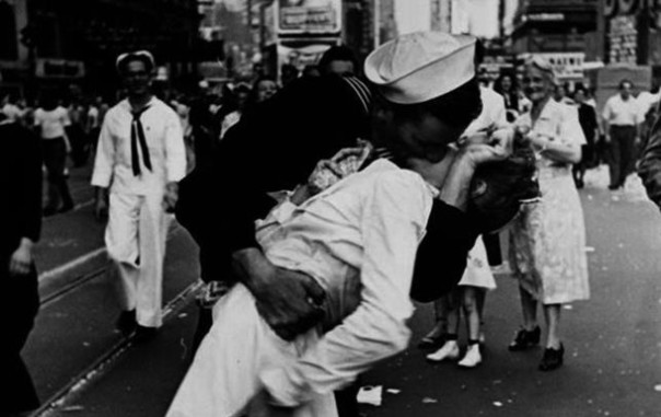 В США скончалась участница известной фотографии «Поцелуй на Таймс-сквер»