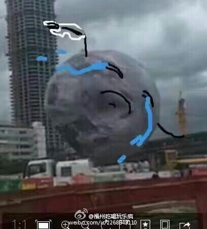 В Китайской народной республике огромный надувной шар гуляет по городу
