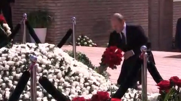 Владимир Путин возложил цветы к могиле Ислама Каримова
