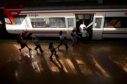 Машинист в Испании приостановил поезд на полпути из-за окончания рабочего дня