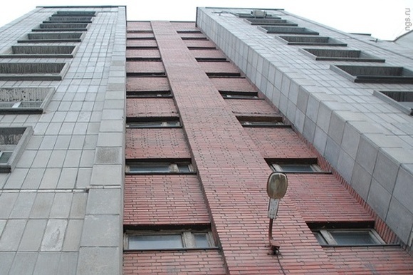 В российской столице 13-летняя девочка выжила после падения с девятого этажа