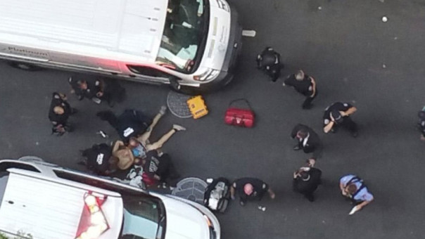 В Нью-Йорке неизвестный с тесаком напал на полицейских