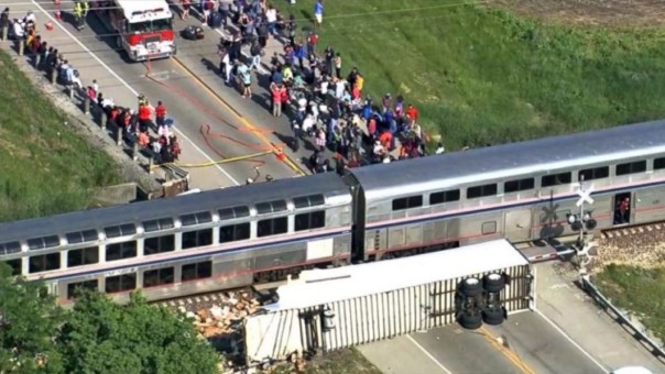 В США случилось печальное столкновение грузового автомобиля и переполненного поезда
