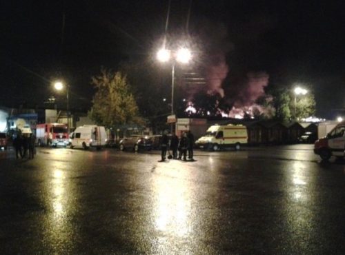 При тушении пожара на складе в столице погибли восемь пожарных