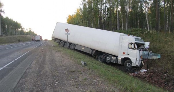 Шофёр умер в столкновении тягача и грузового фургона в Иркутской области
