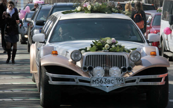 Милиция задержала в российской столице свадебный кортеж, который разыскивали за стрельбу