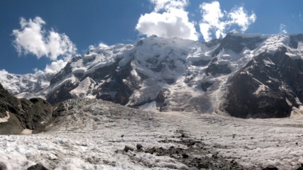 Cотрудники экстренных служб ищут четверых альпинистов, заблудившихся на Эльбрусе