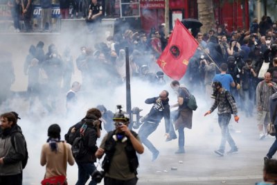 Возросло число пострадавших при массовой акции протеста в столице франции