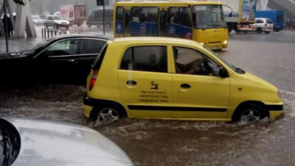 Проливной дождь осложнил движение на трассах Тбилиси