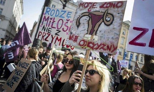 Власти Польши после массовых протестов передумали на 100% воспрещать аборты