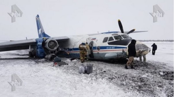 В web-сети интернет появились фото рухнувшего на «брюхо» в Якутии пассажирского самолета