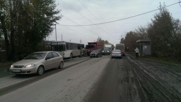 В Новосибирске грузовой автомобиль врезался в пассажирский автобус