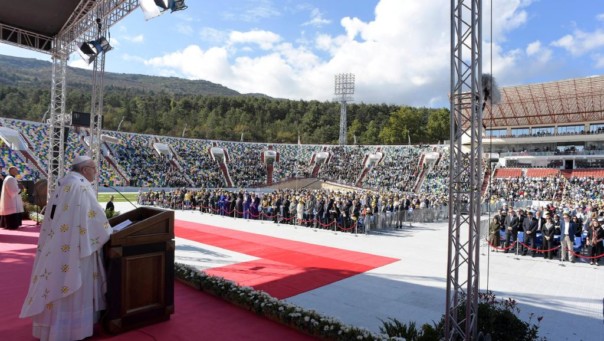Папа римский Франциск провел литургию на полупустом стадионе в Грузии