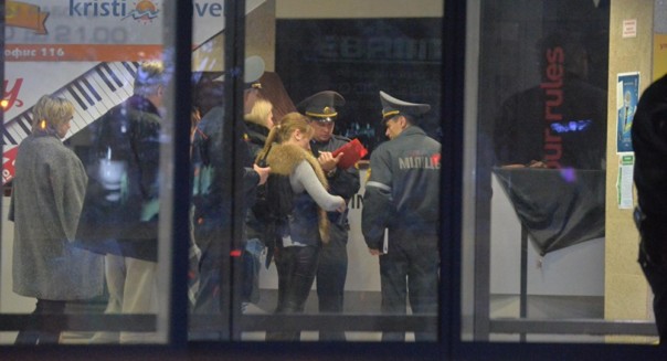 В Минске мужчина в маске устроил резню бензопилой в коммерческом центре
