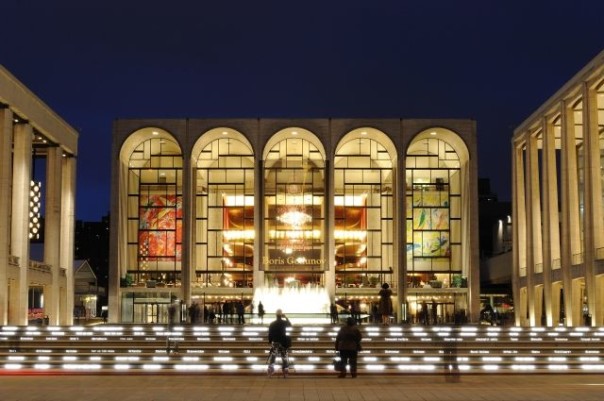 В Нью-Йорке в The Metropolitan Opera гость распылил неизвестное вещество