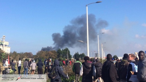 В лагере для мигрантов в Кале возник сильный пожар