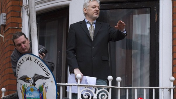Сайт WikiLeaks сообщил, что Джулиану Ассанжу отключили доступ к сети интернет