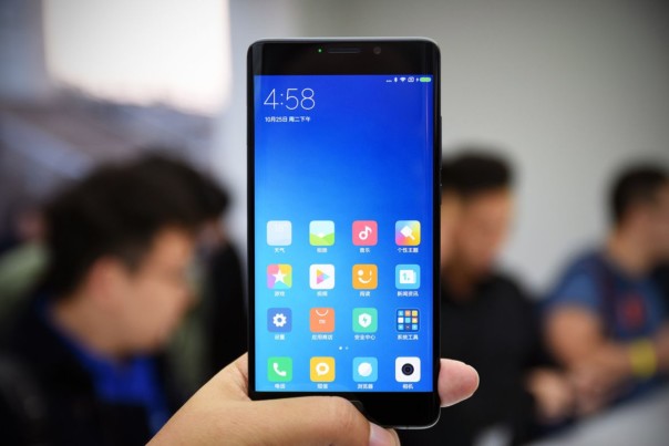 Живые фото и видео Xiaomi Mi Note 2 с изогнутым экраном