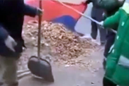В Волгограде дворники собирали сор в русский флаг