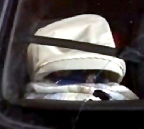 Родители, оставившие малыша в холодной машине в Омске, попали на видео