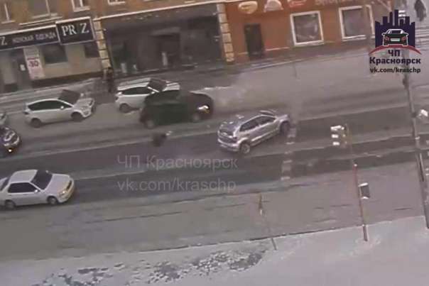 В Красноярске сбили женщину, переходившую дорогу в неположенном месте